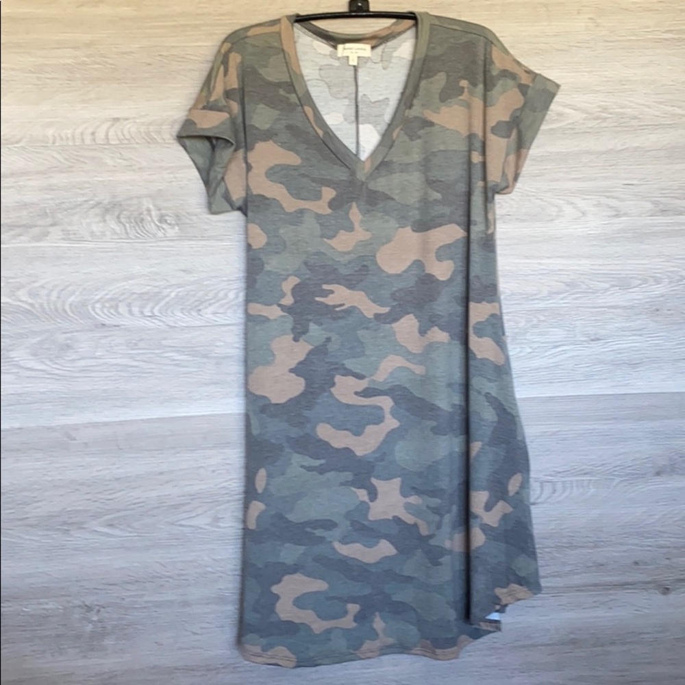 NWT- Women's V-neck With Pockets Dress, Green Camo - Picture 4 of 5